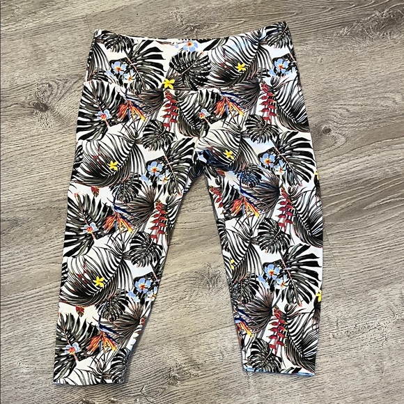 Intro. Love the Fit capri Legging Petite L with Tropical Floral Print - Picture 1 of 2